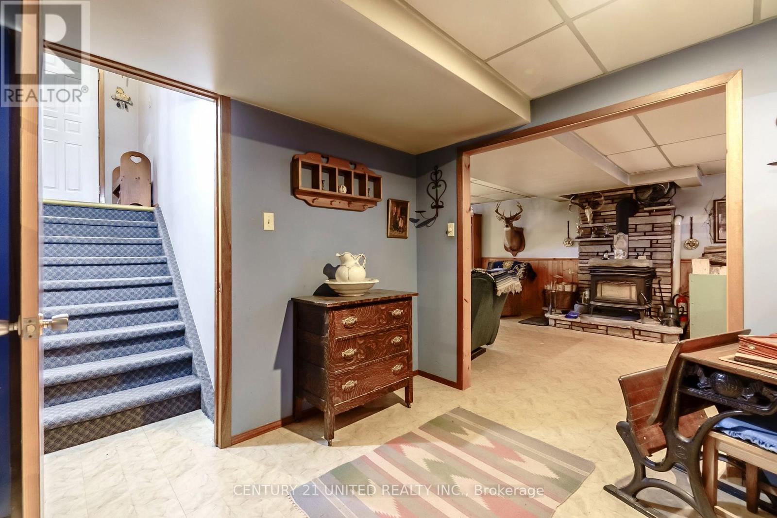 524 HILLSIDE DRIVE