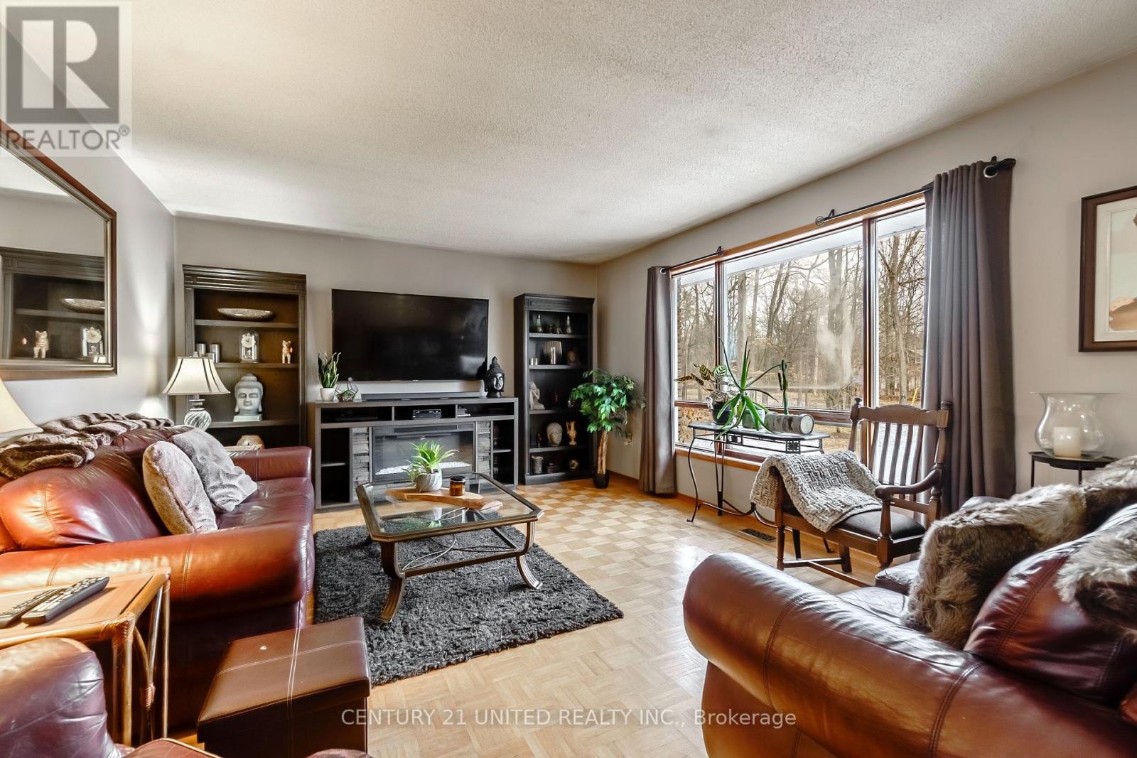 524 HILLSIDE DRIVE