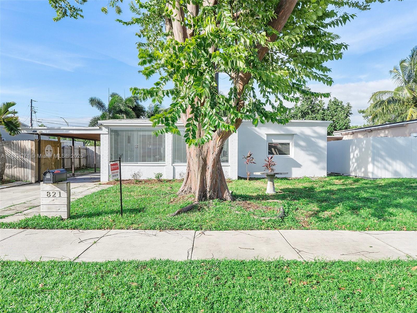 821 SW 25th St