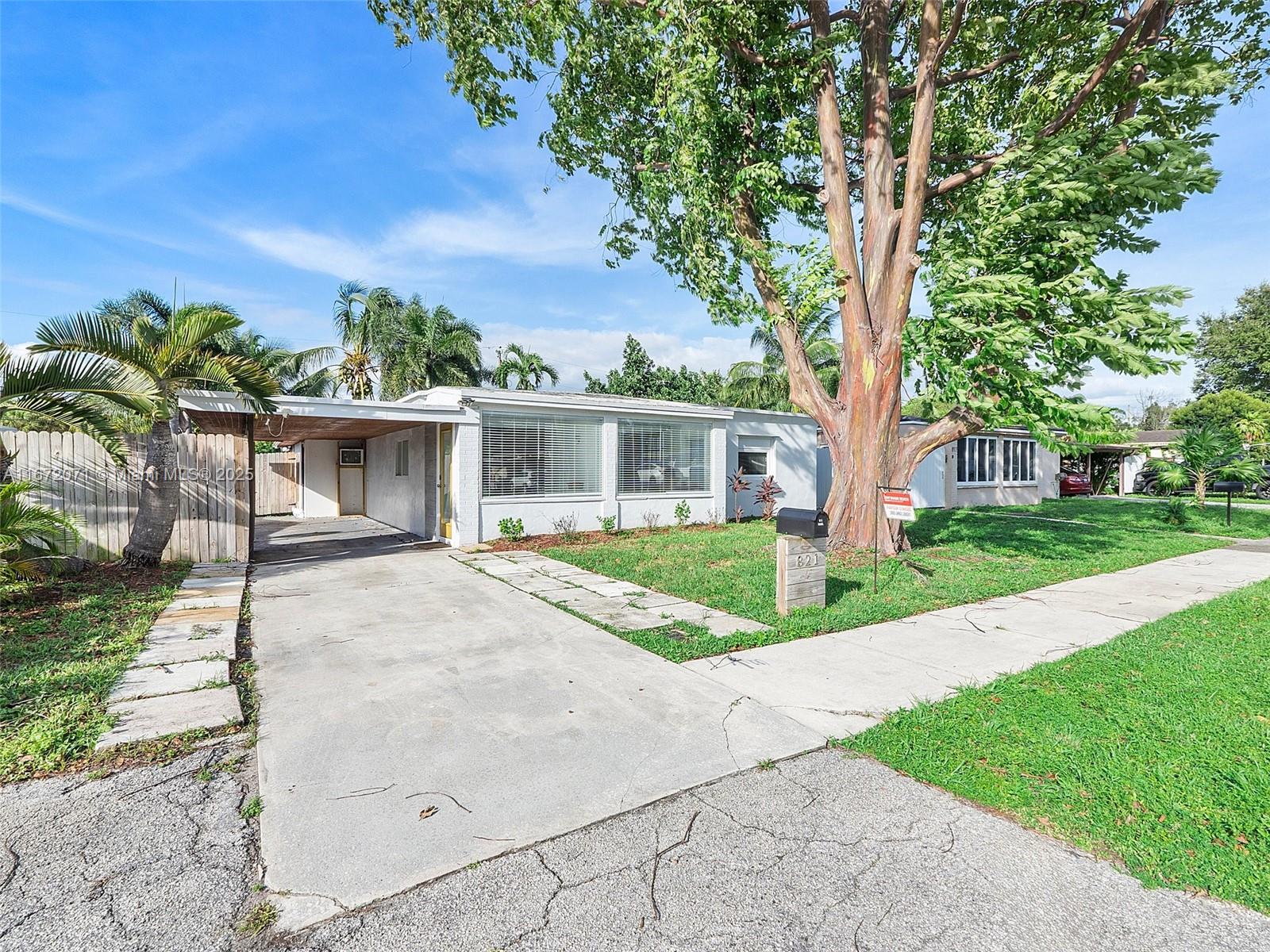 821 SW 25th St