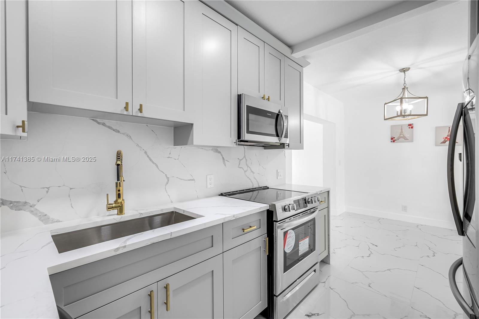 2431 SW 19th St Unit: Front