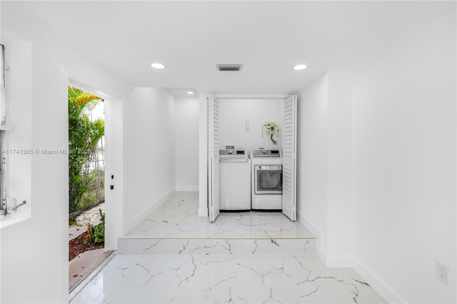 2431 SW 19th St Unit: Front