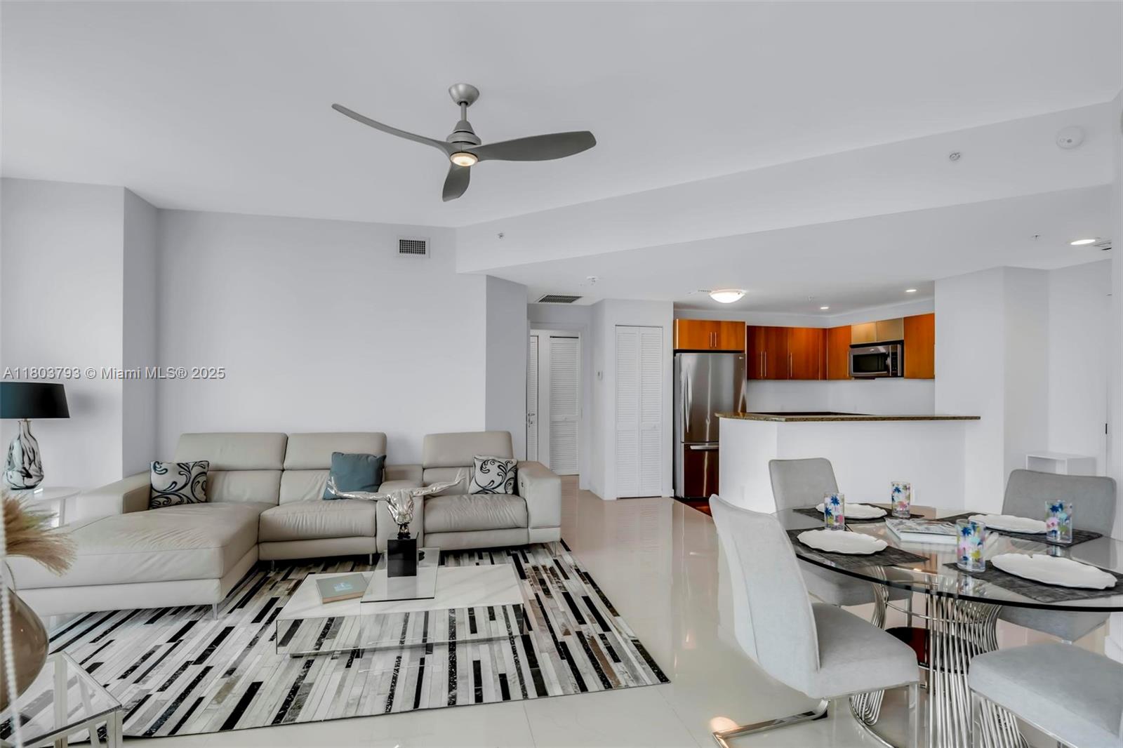 300 S Biscayne Blvd # 3710 Unit: T-3710