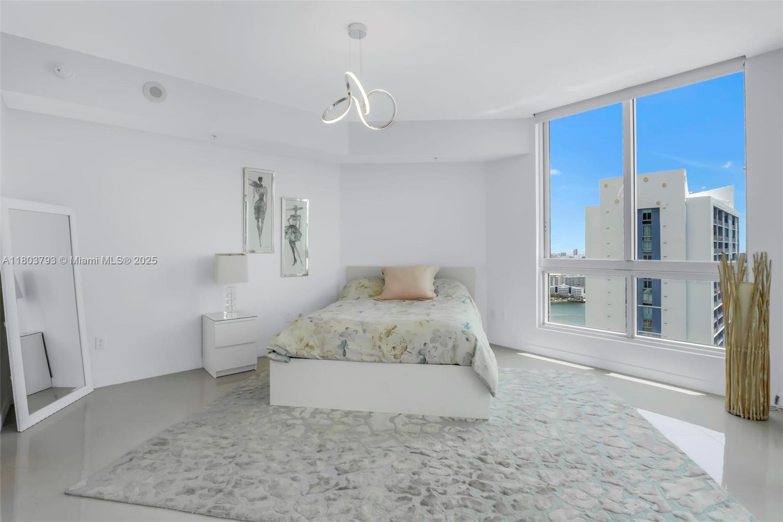 300 S Biscayne Blvd # 3710 Unit: T-3710