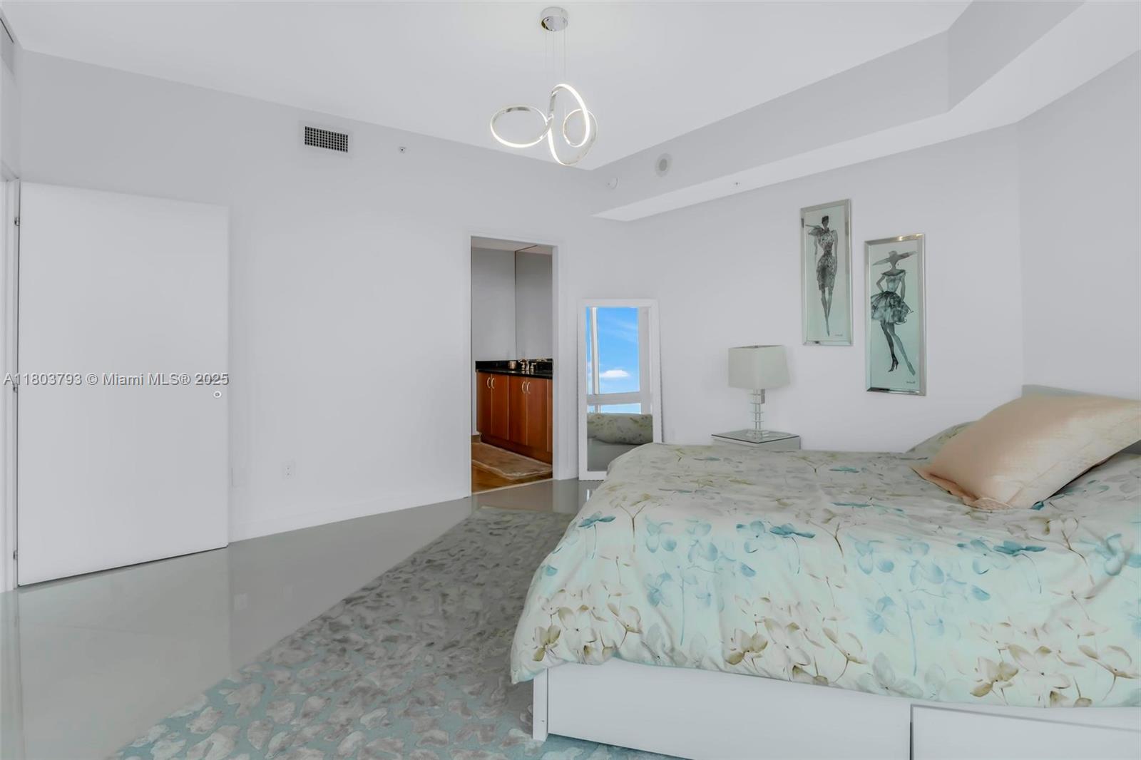300 S Biscayne Blvd # 3710 Unit: T-3710