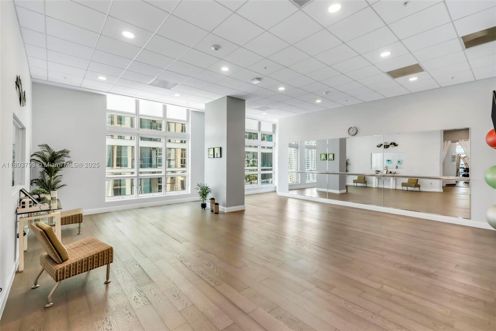 300 S Biscayne Blvd # 3710 Unit: T-3710