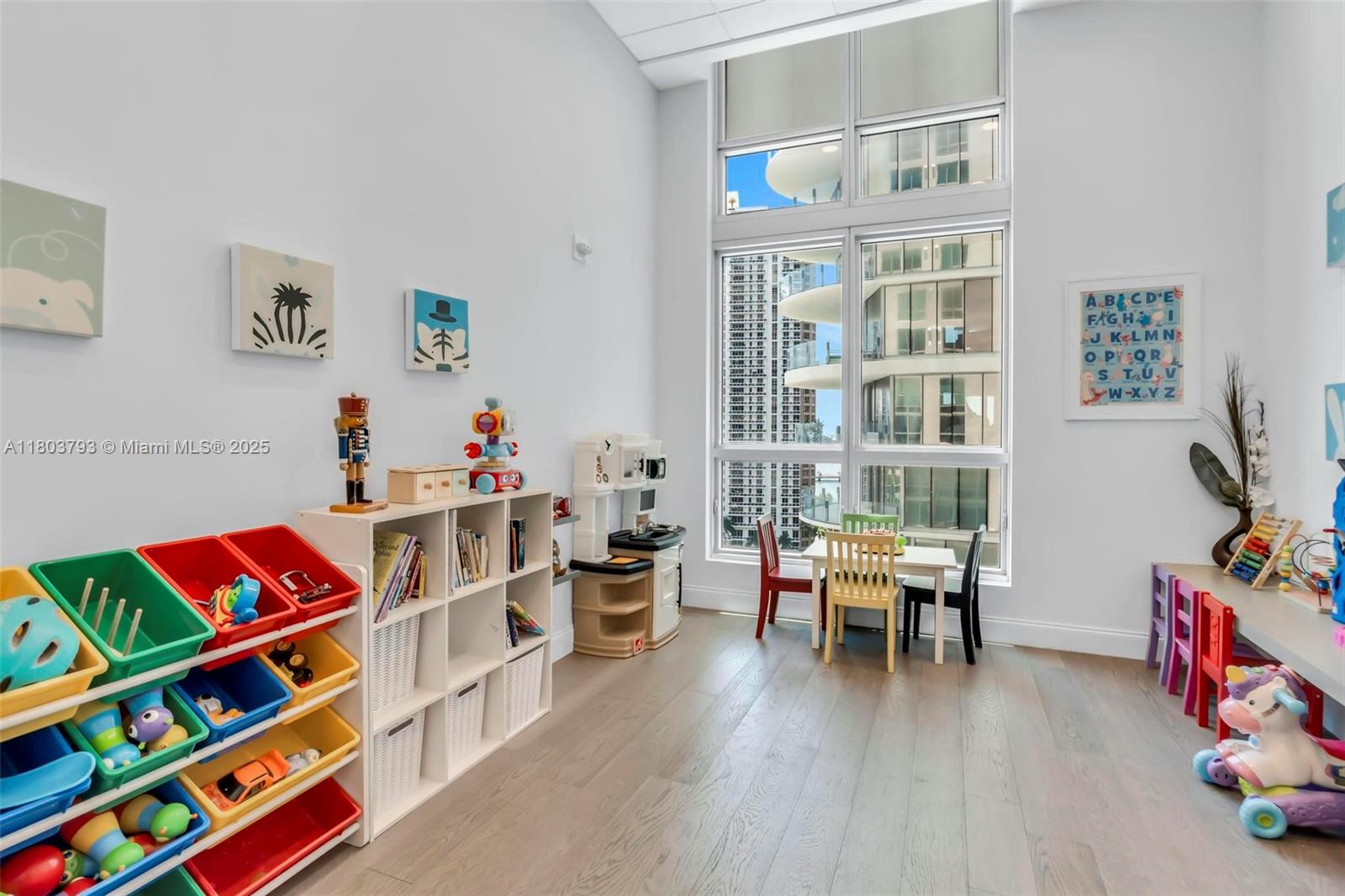 300 S Biscayne Blvd # 3710 Unit: T-3710