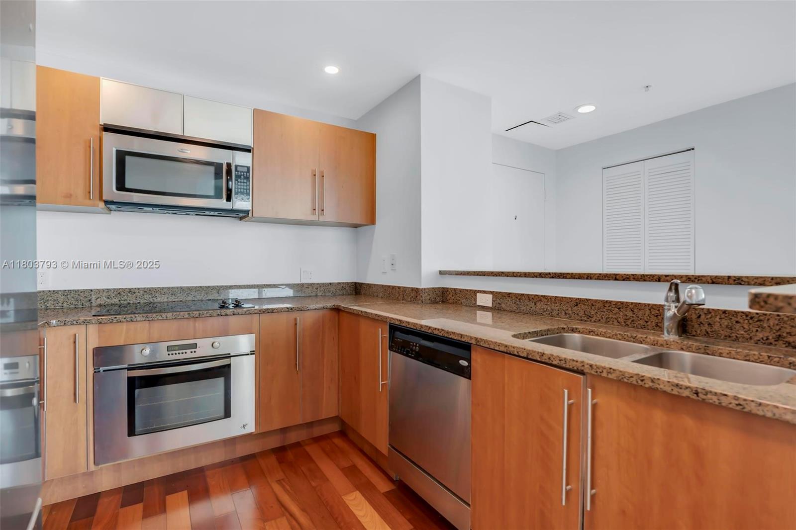 300 S Biscayne Blvd # 3710 Unit: T-3710