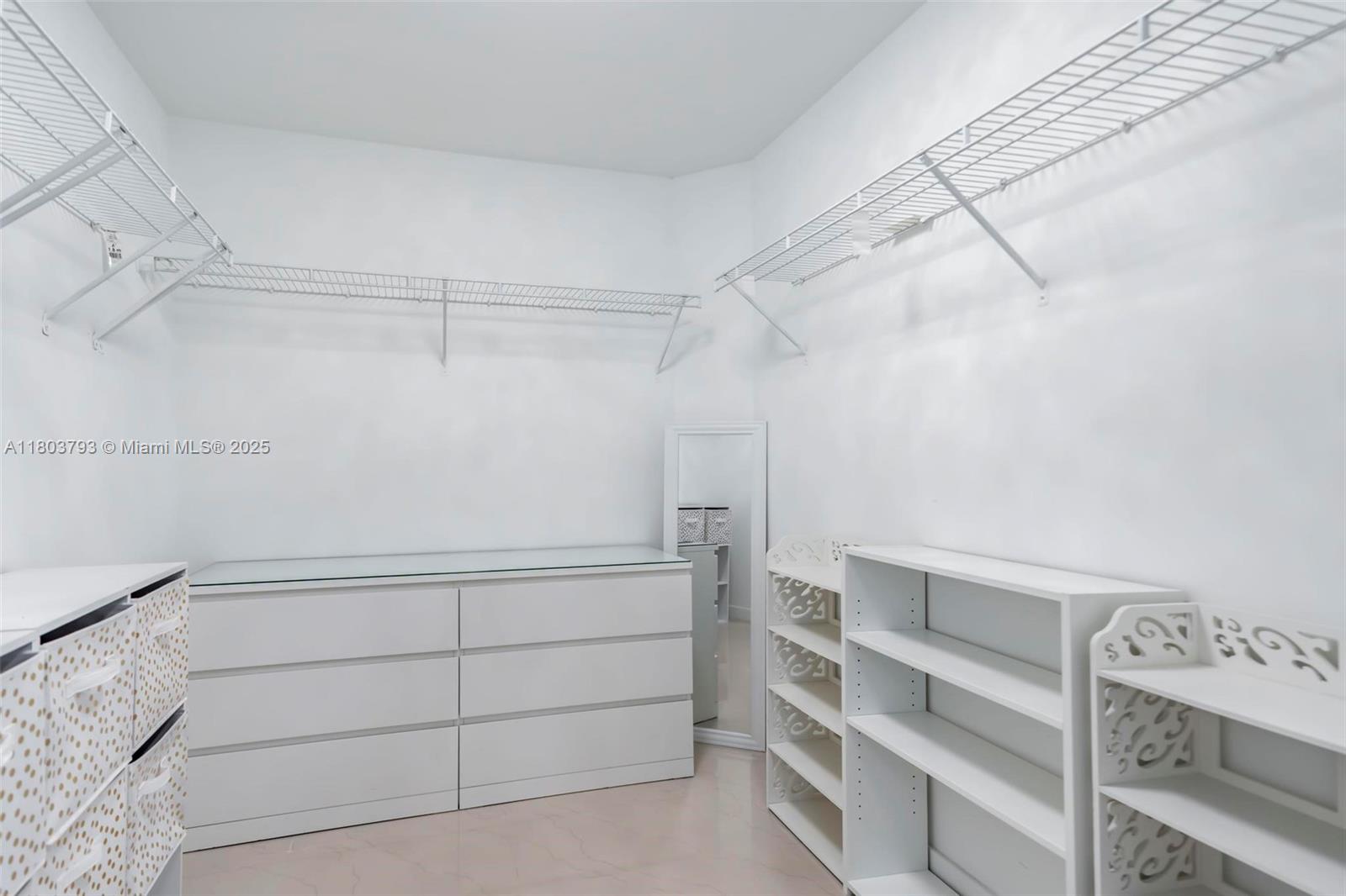 300 S Biscayne Blvd # 3710 Unit: T-3710