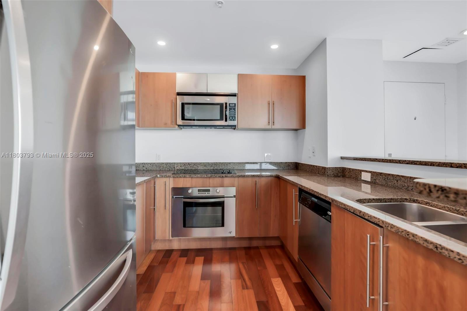 300 S Biscayne Blvd # 3710 Unit: T-3710
