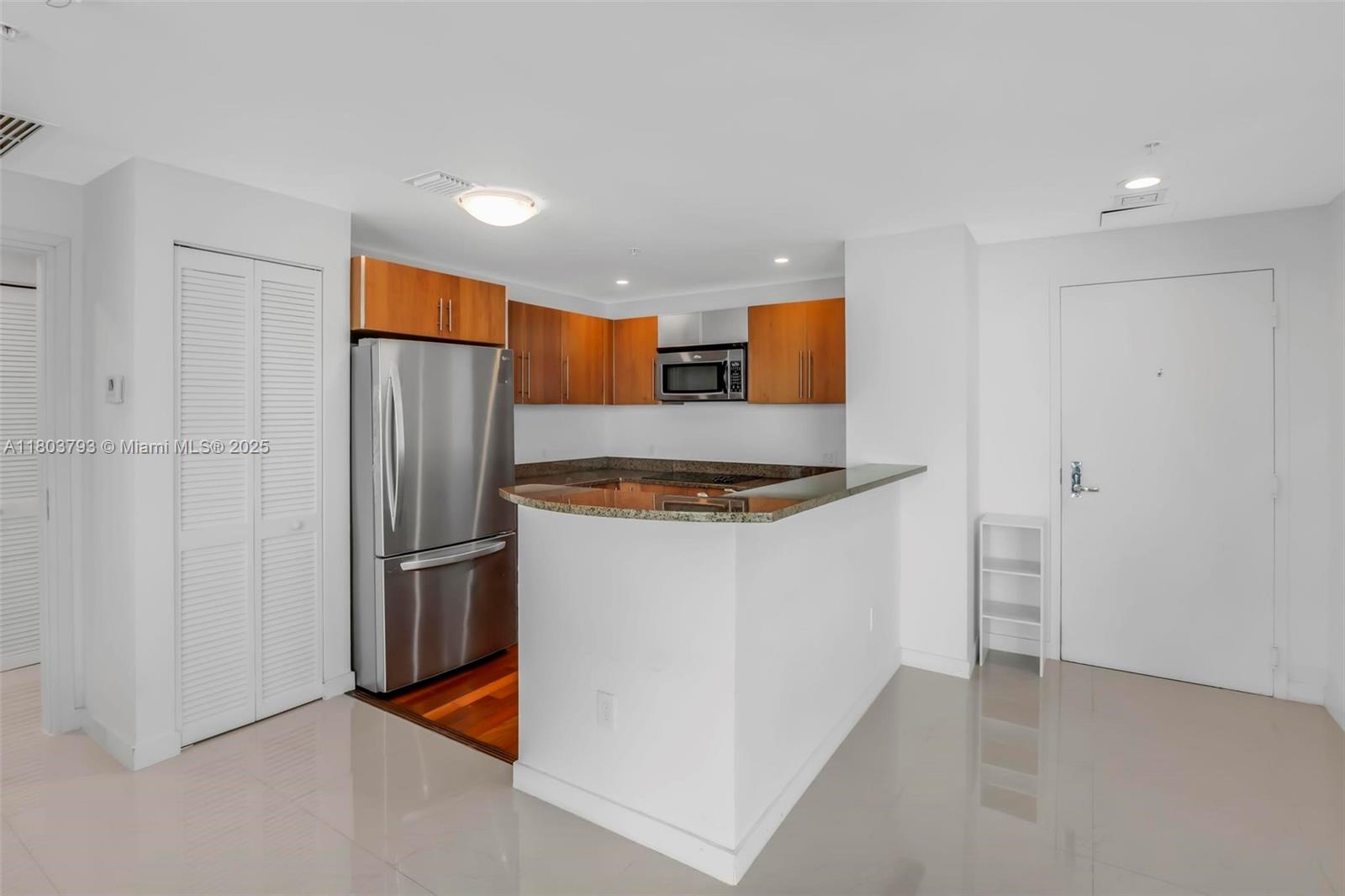 300 S Biscayne Blvd # 3710 Unit: T-3710