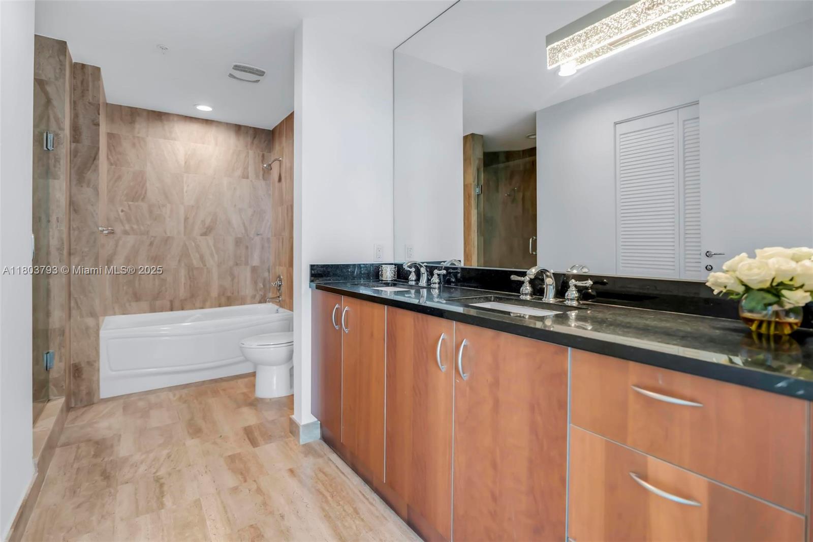300 S Biscayne Blvd # 3710 Unit: T-3710