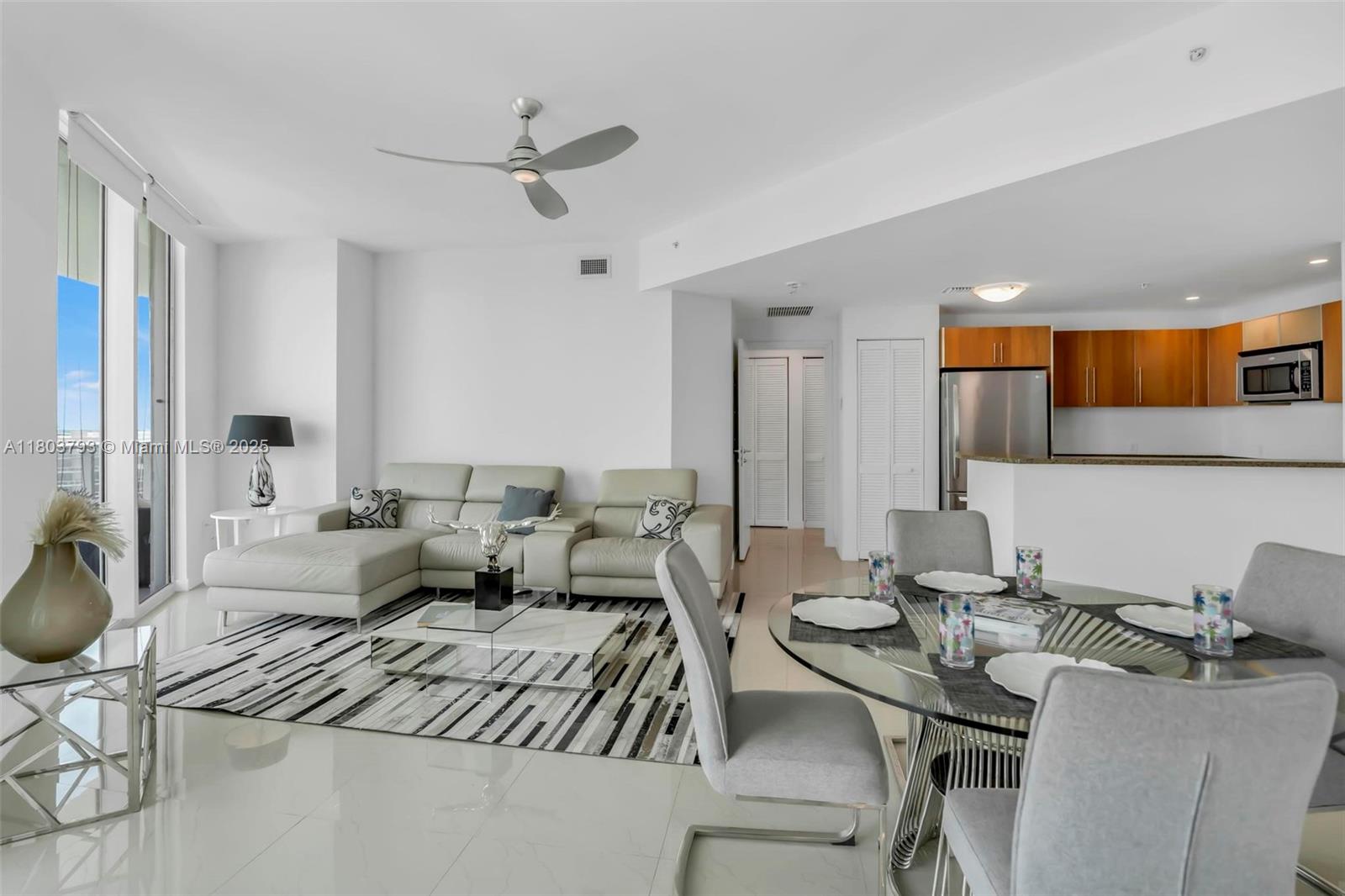 300 S Biscayne Blvd # 3710 Unit: T-3710