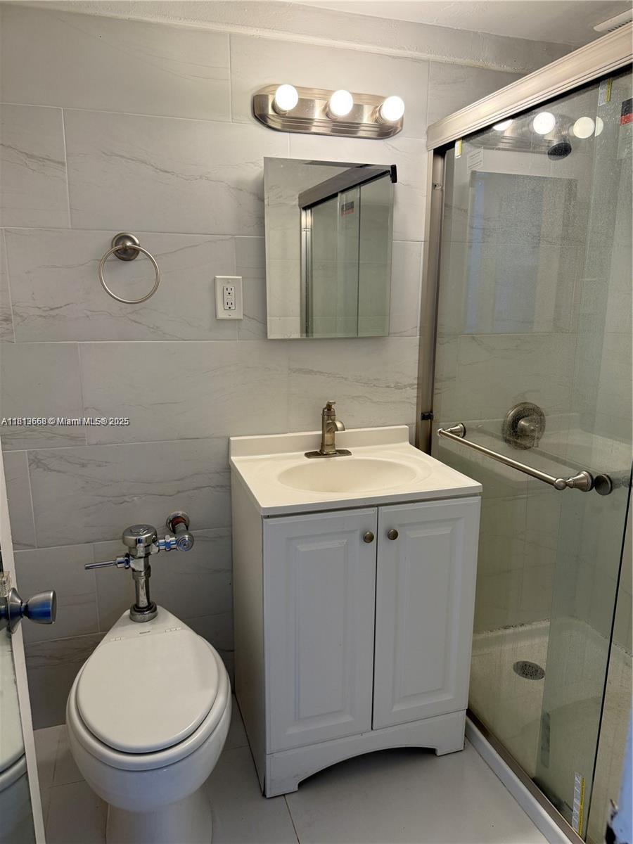 6484 Indian Creek # 129