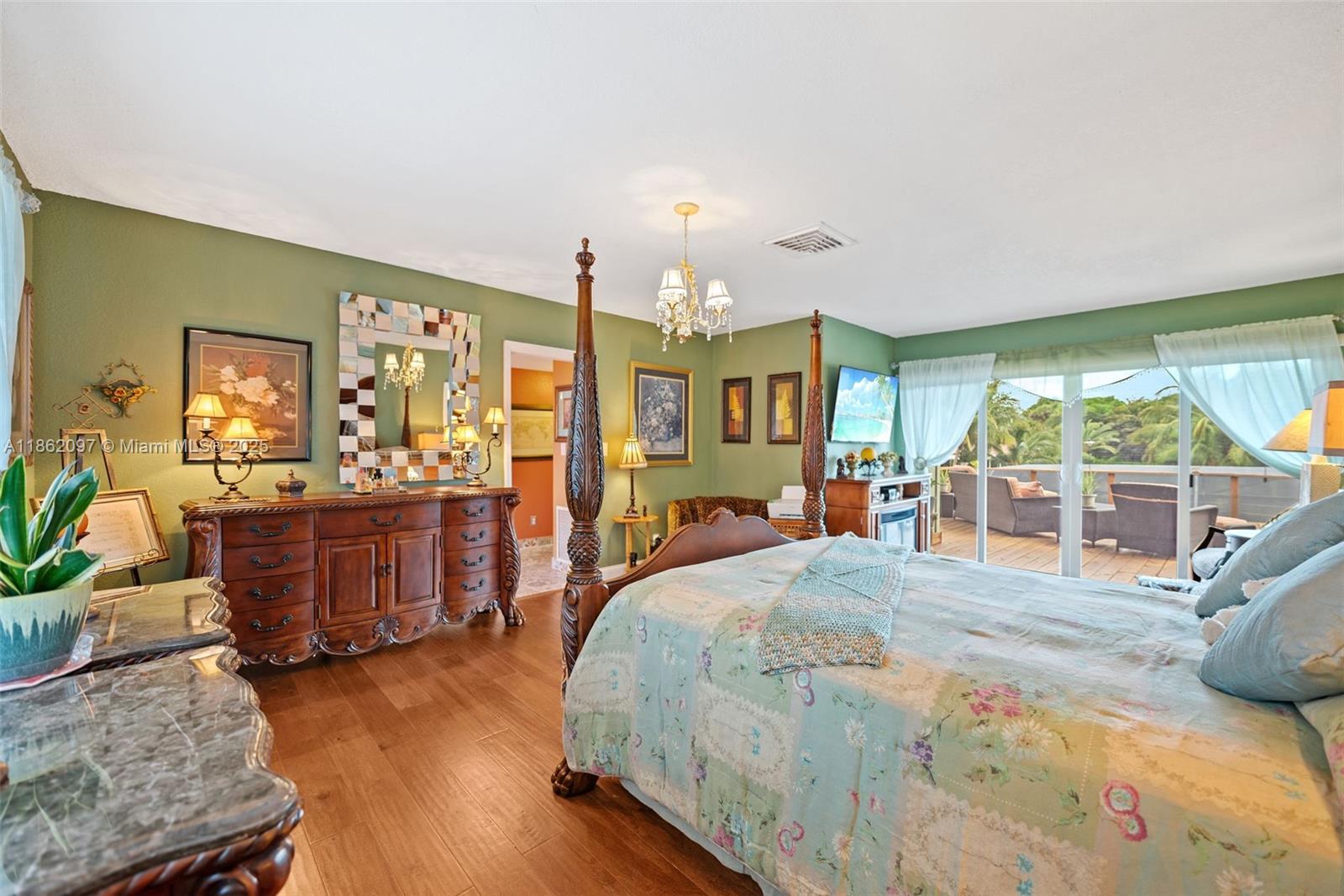735 NW 35th St