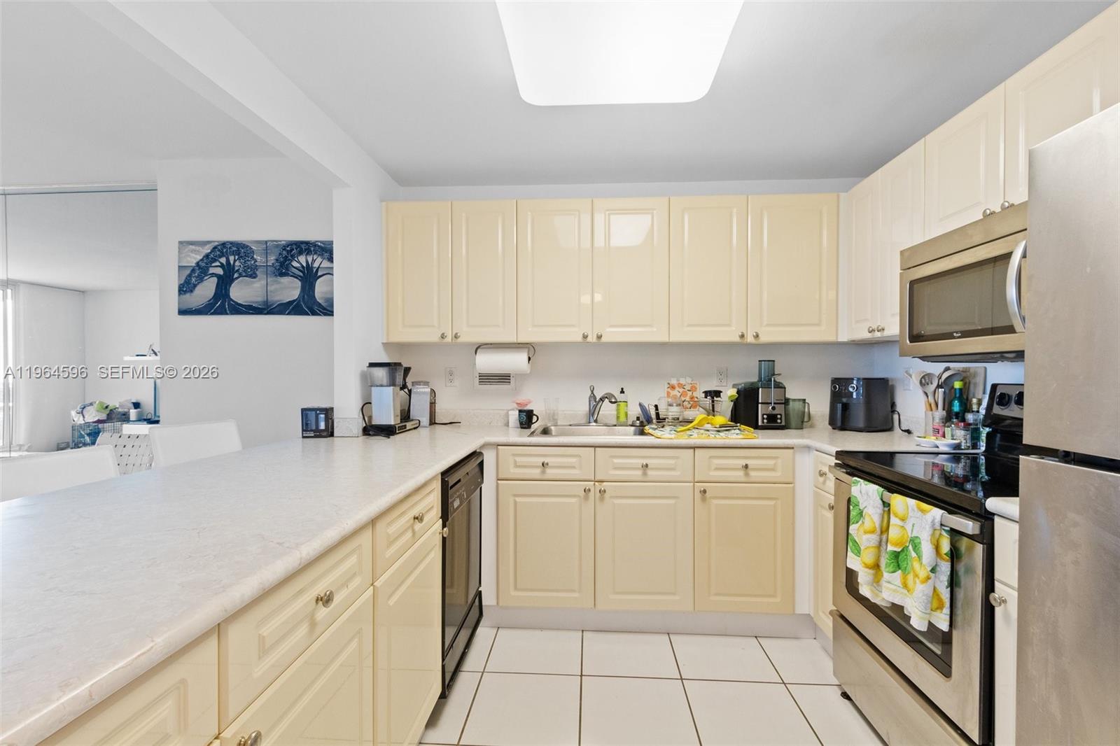 2301 Collins Ave # 504
