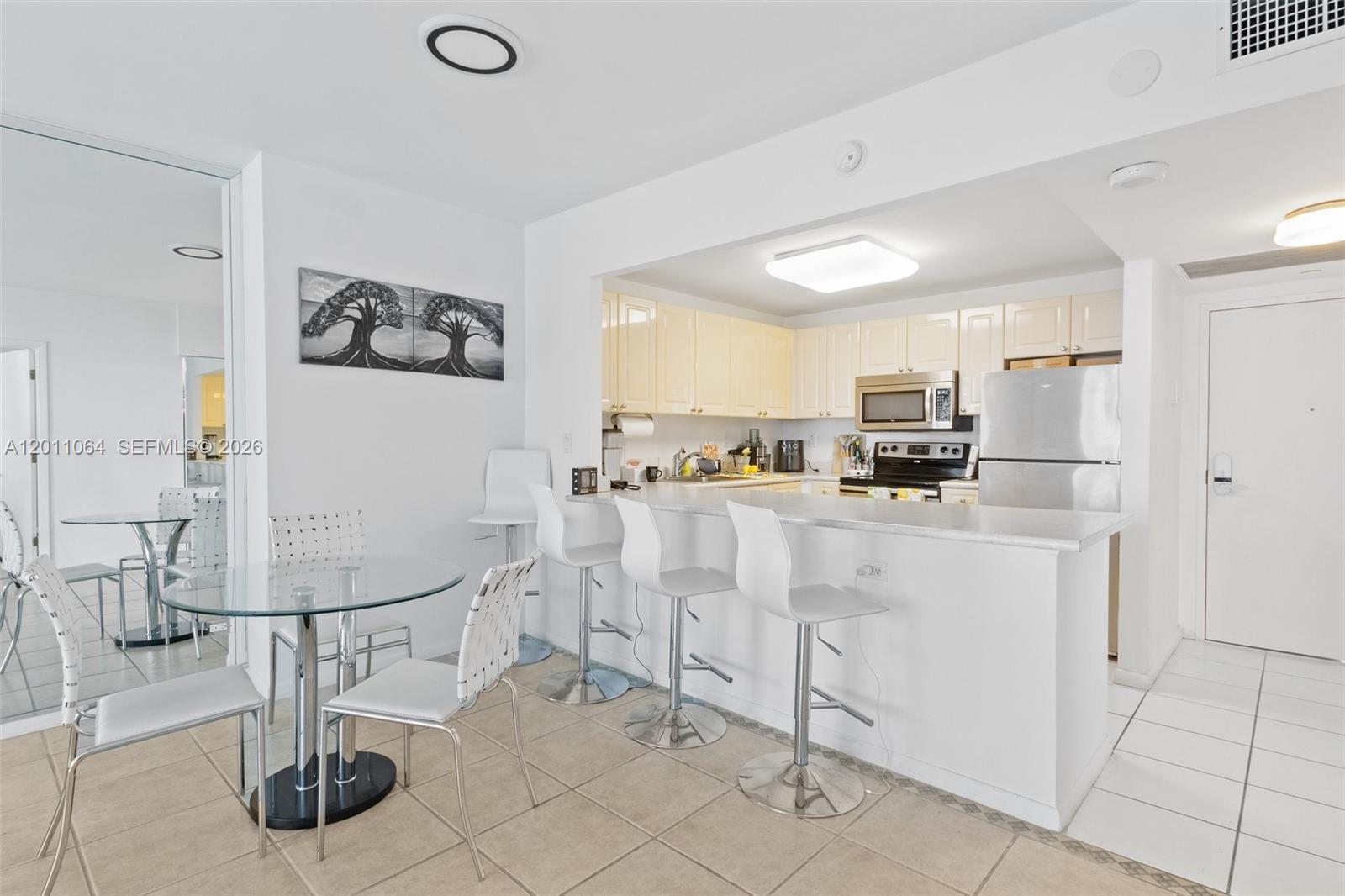2301 Collins Ave # 504