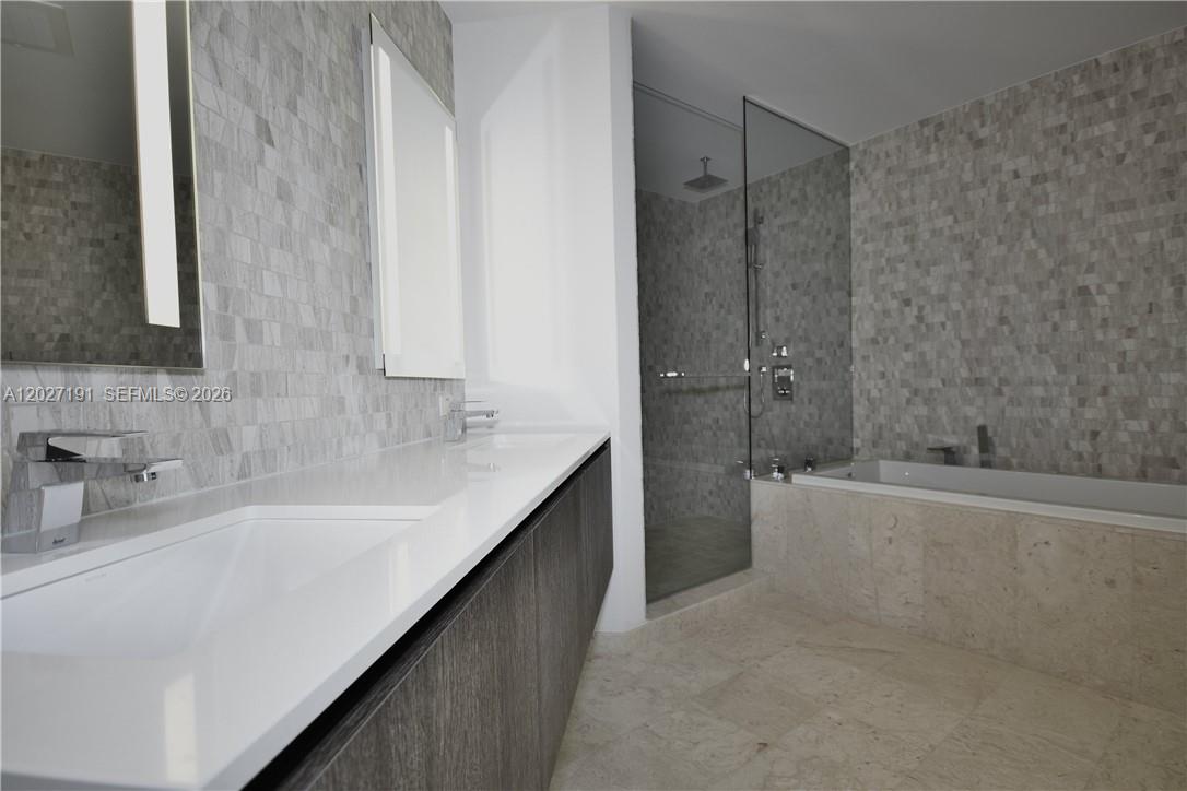 68 SE 6th St # 2812