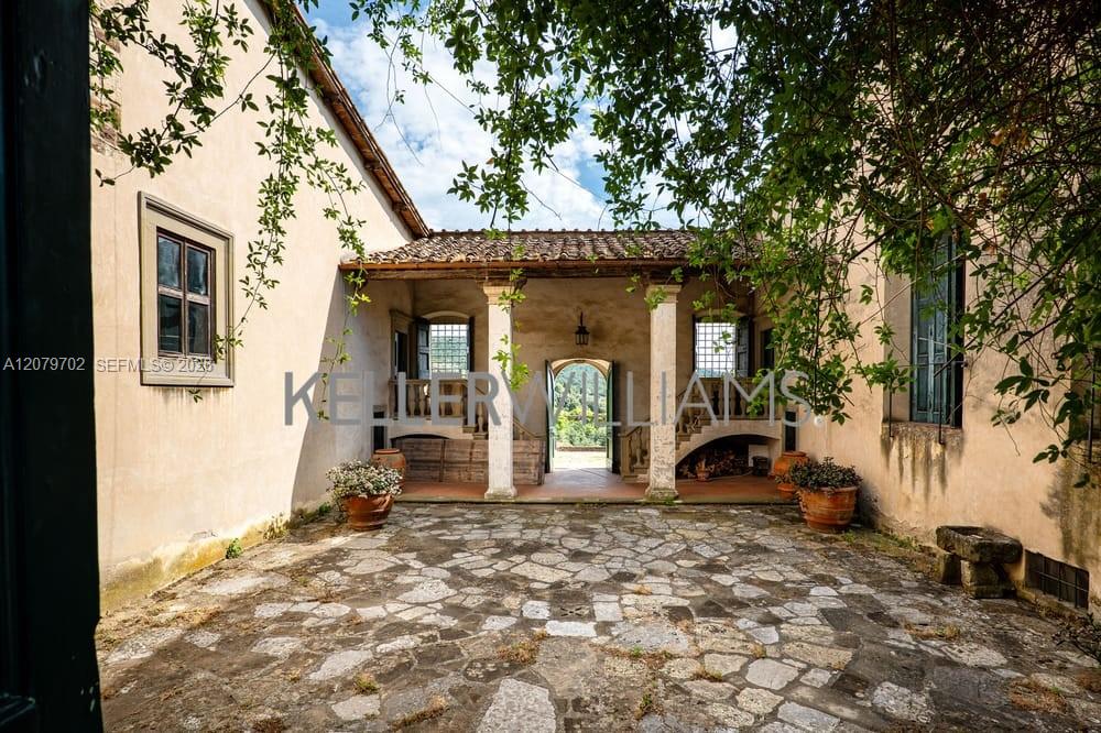 Luxurt Villa for Sale in Tuscany Max Mlekus Italy