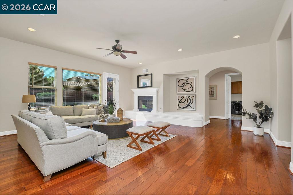 1077 Laguna Creek Ln