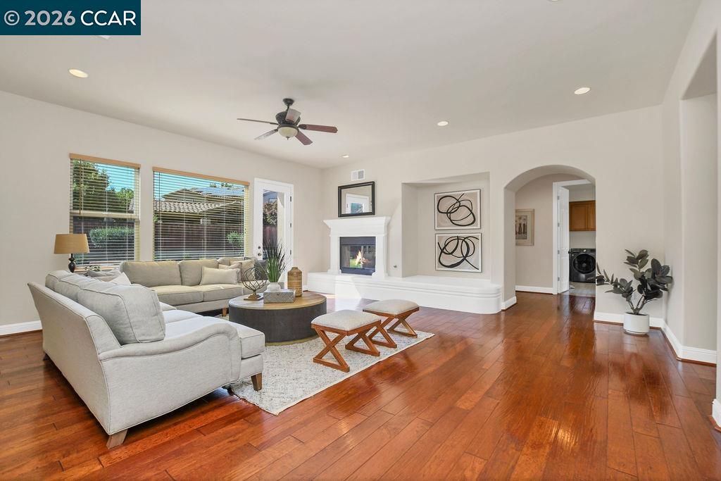 1077 Laguna Creek Ln