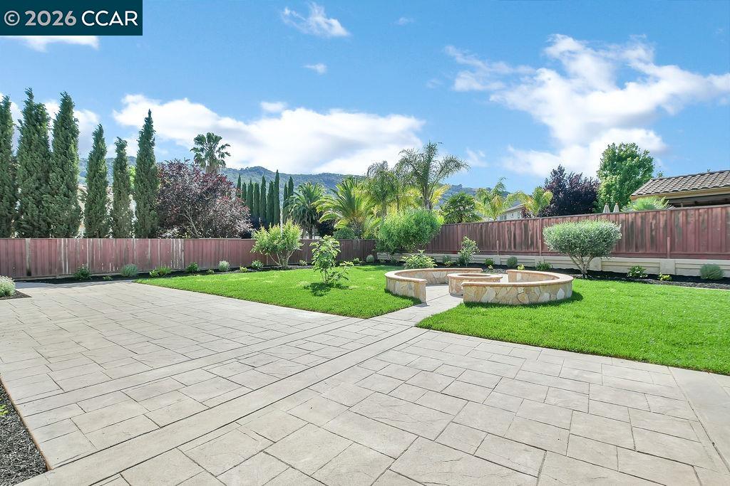 1077 Laguna Creek Ln