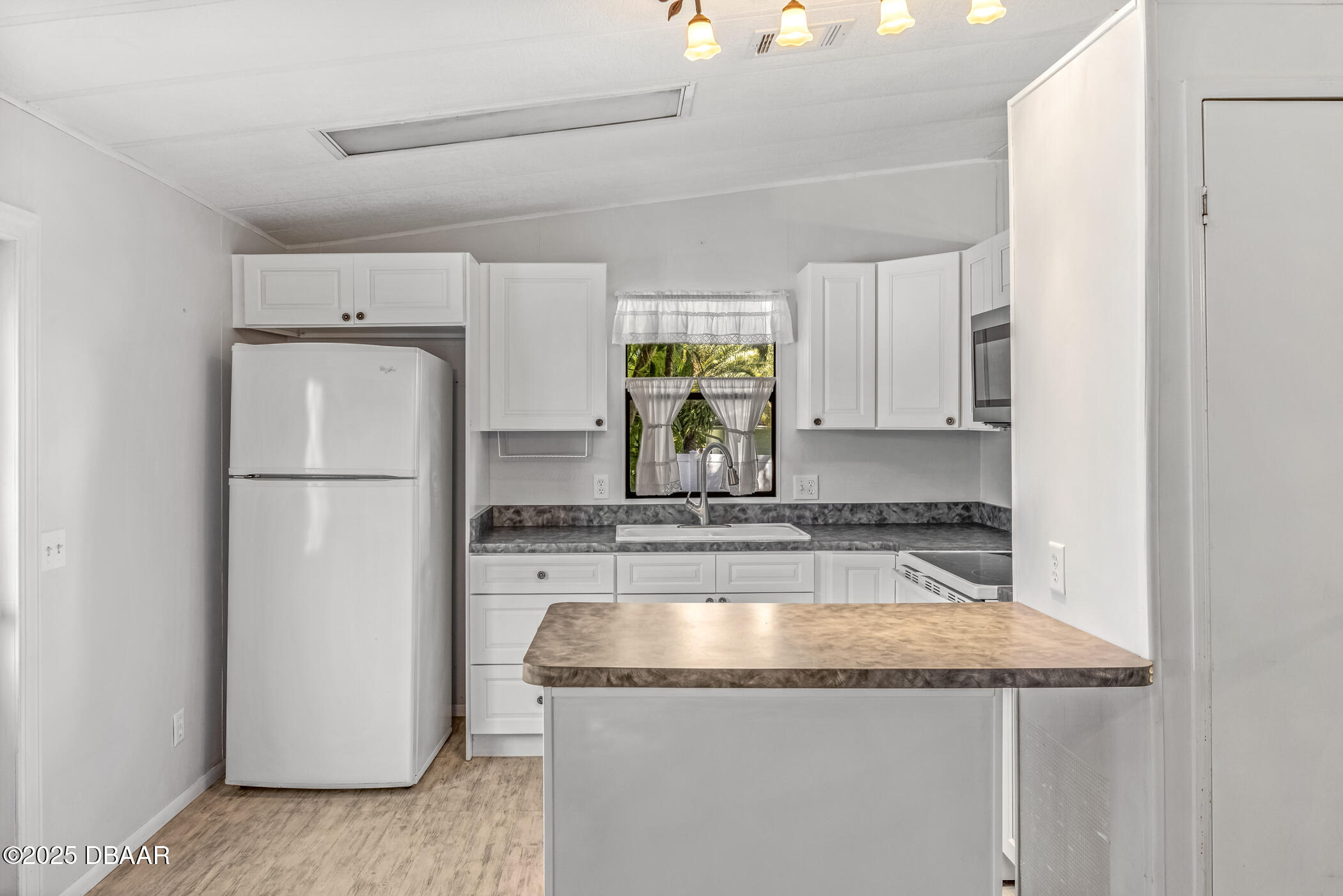 2201 S S. Ridgewood Avenue, 21