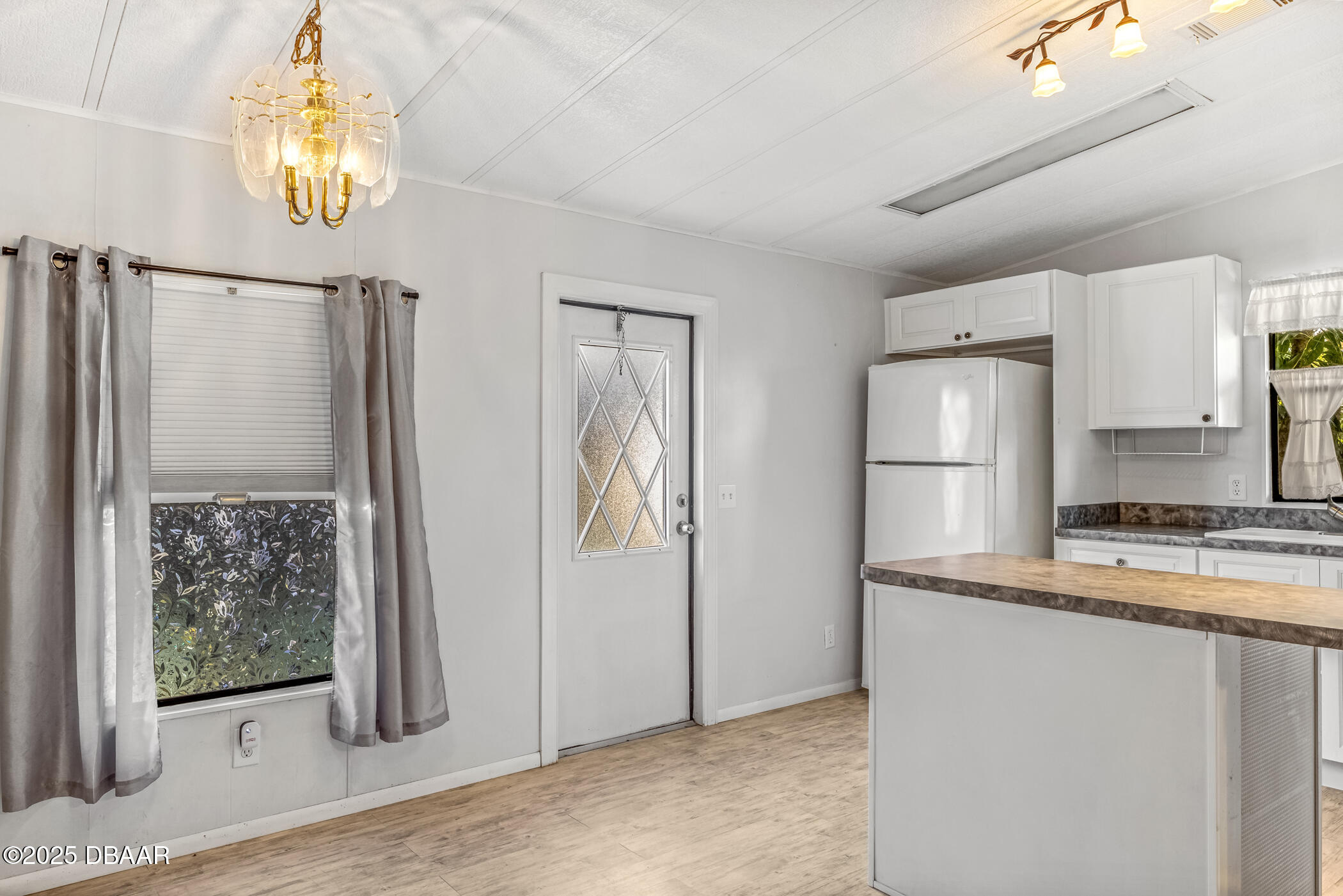 2201 S S. Ridgewood Avenue, 21