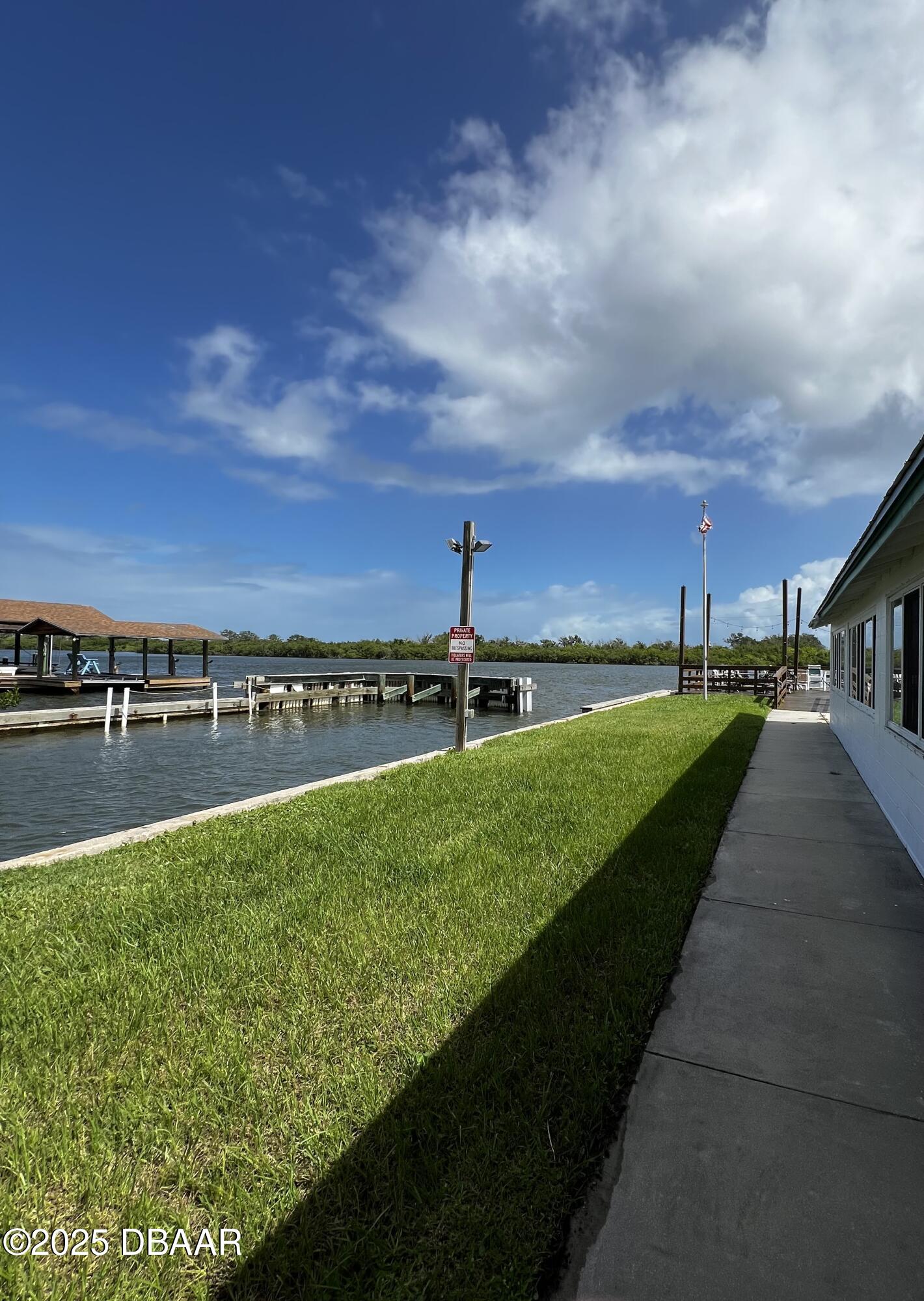 2201 S S. Ridgewood Avenue, 21