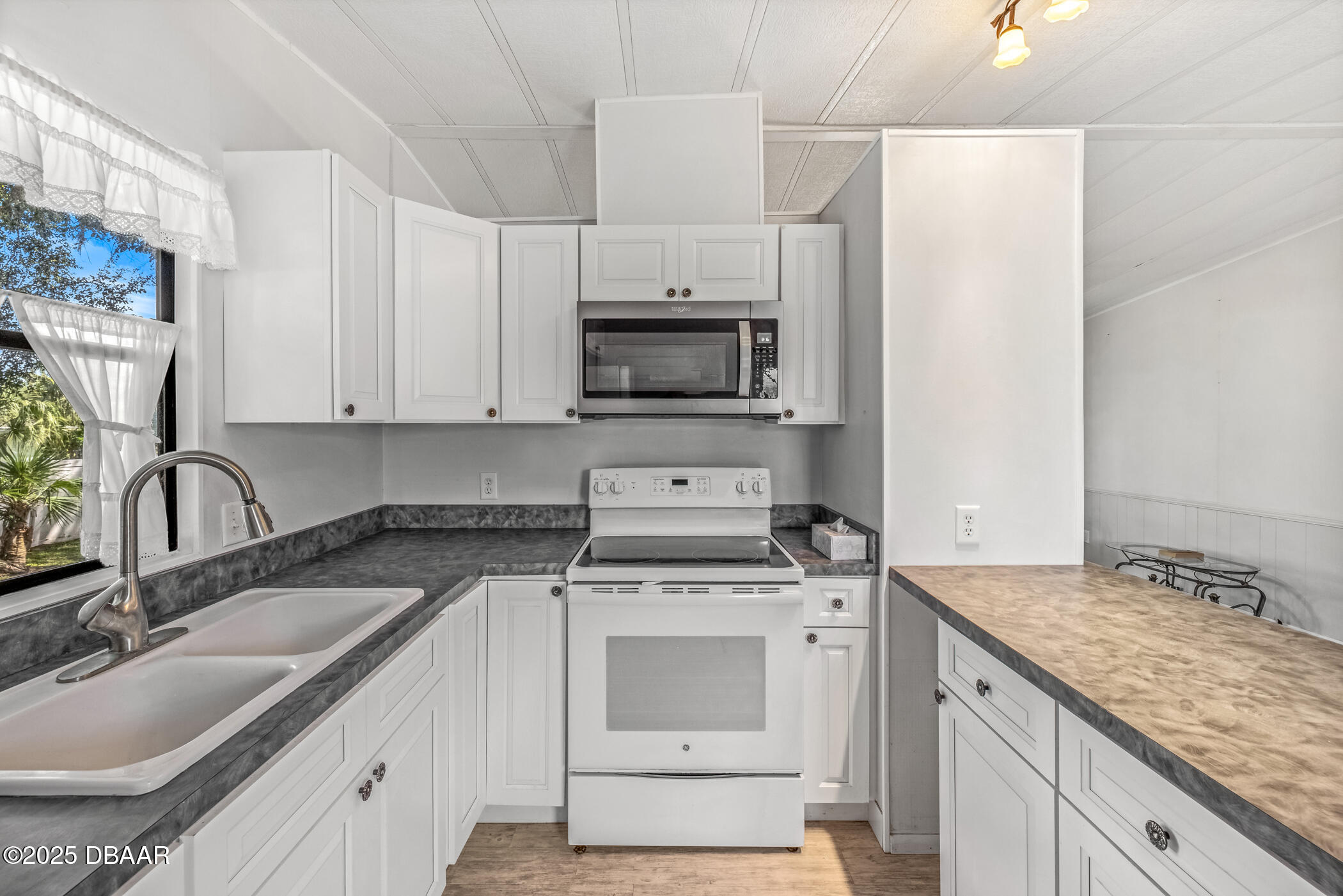 2201 S S. Ridgewood Avenue, 21