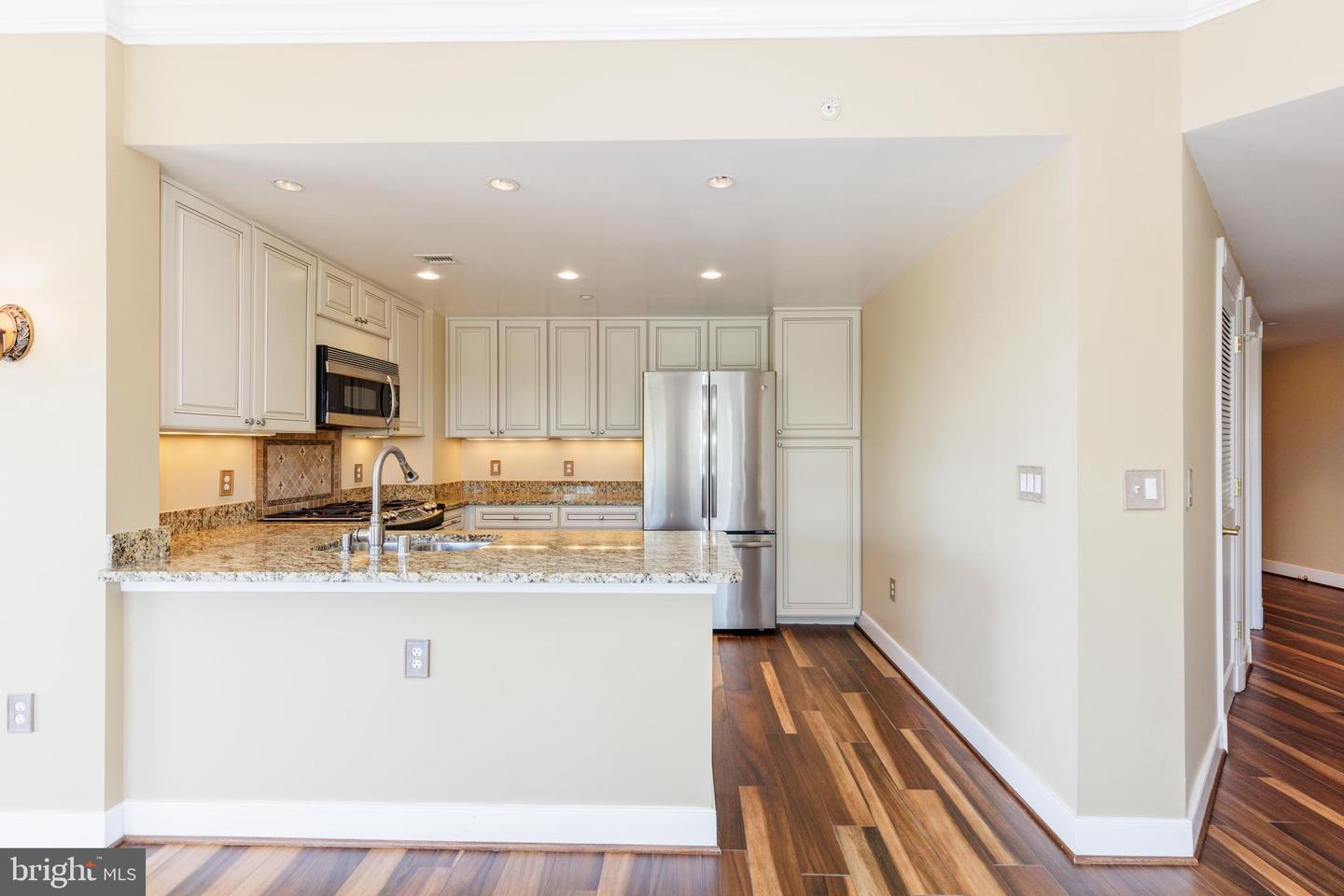 5 Park Pl #706