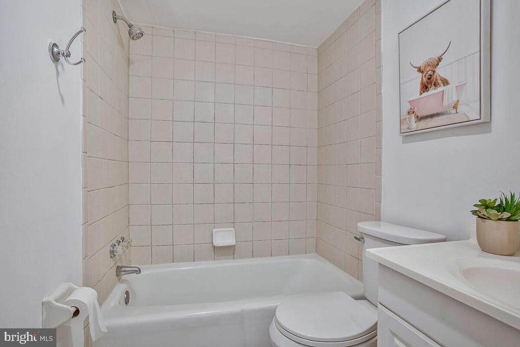 211-B Victor Pkwy #B
