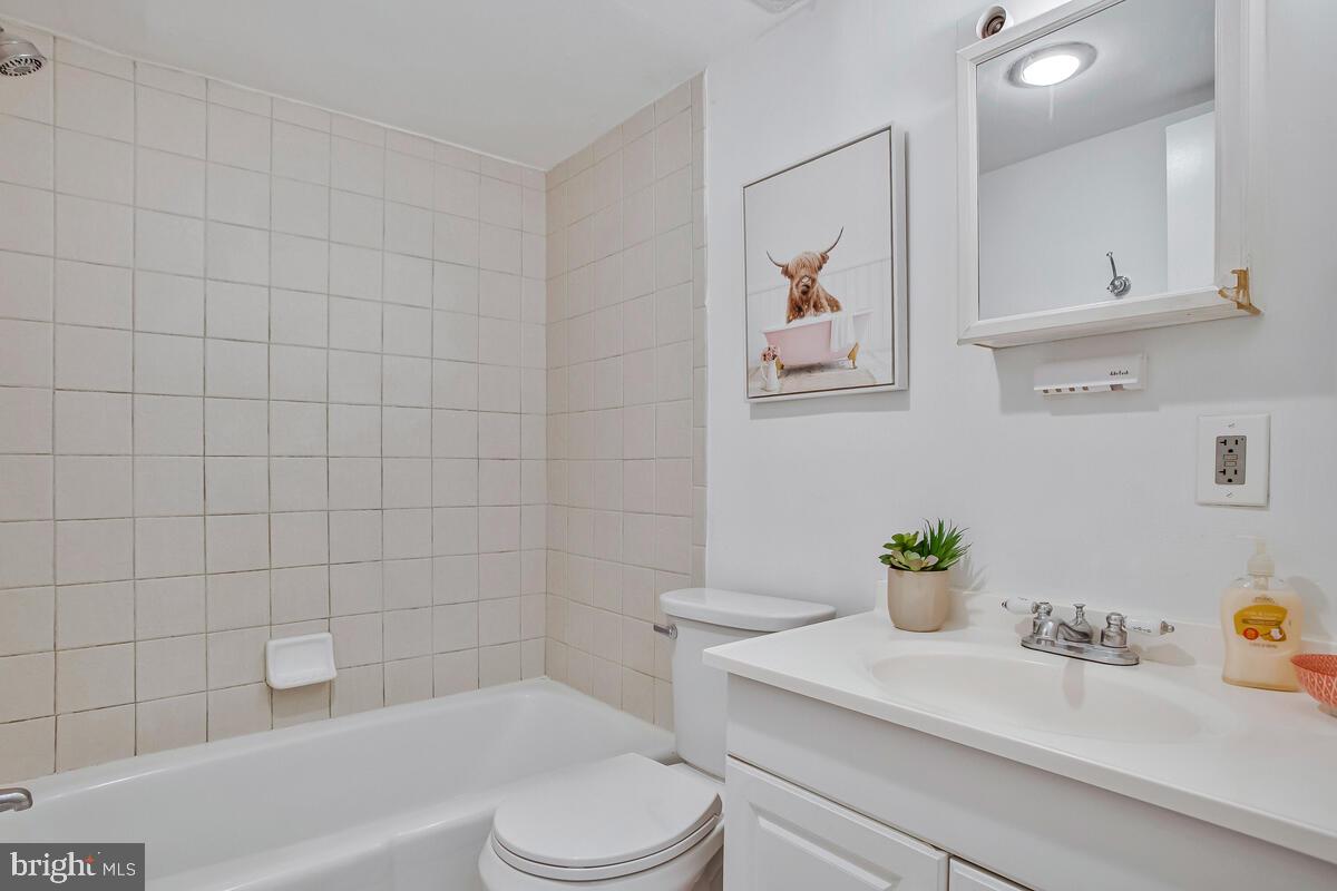 211-B Victor Pkwy #B