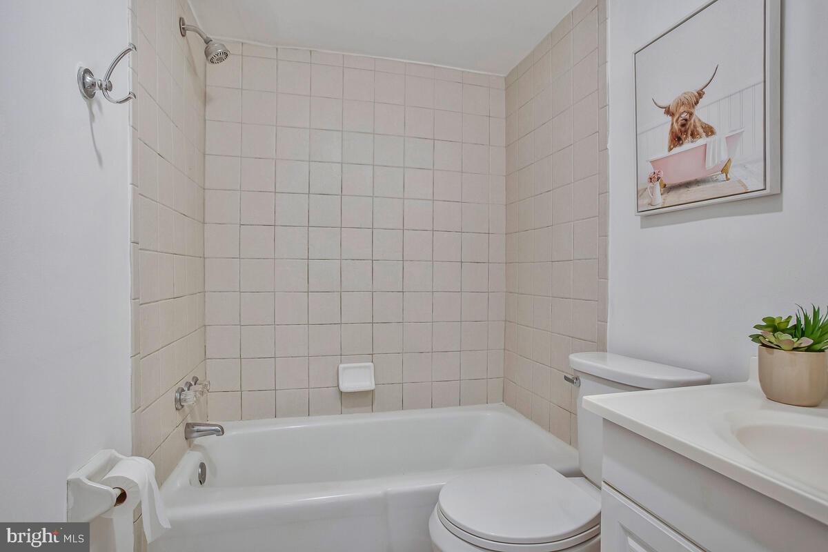 211-B Victor Pkwy #B
