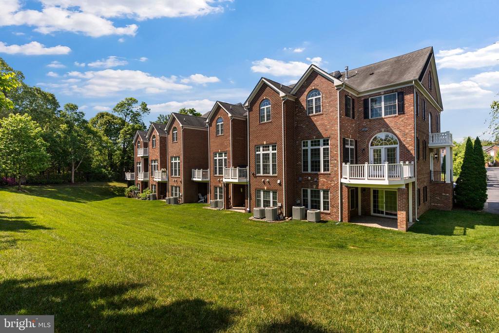 211 ZINFANDEL LANE