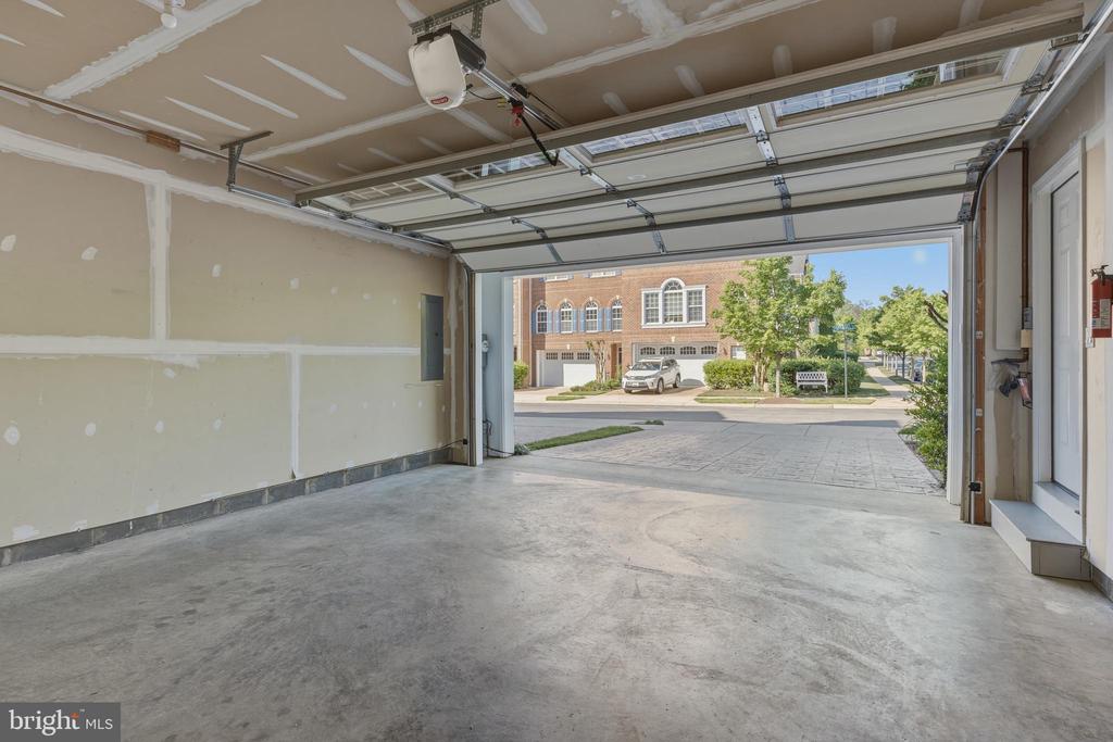211 ZINFANDEL LANE