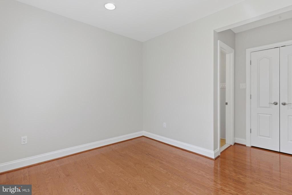 211 ZINFANDEL LANE
