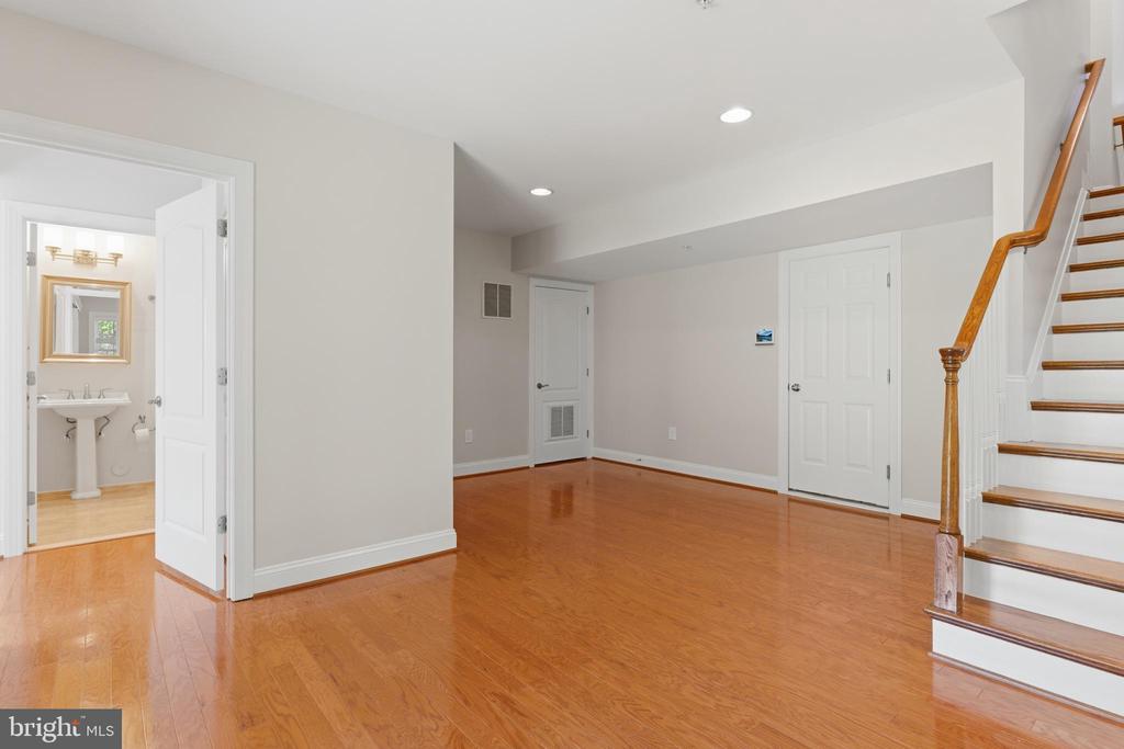 211 ZINFANDEL LANE