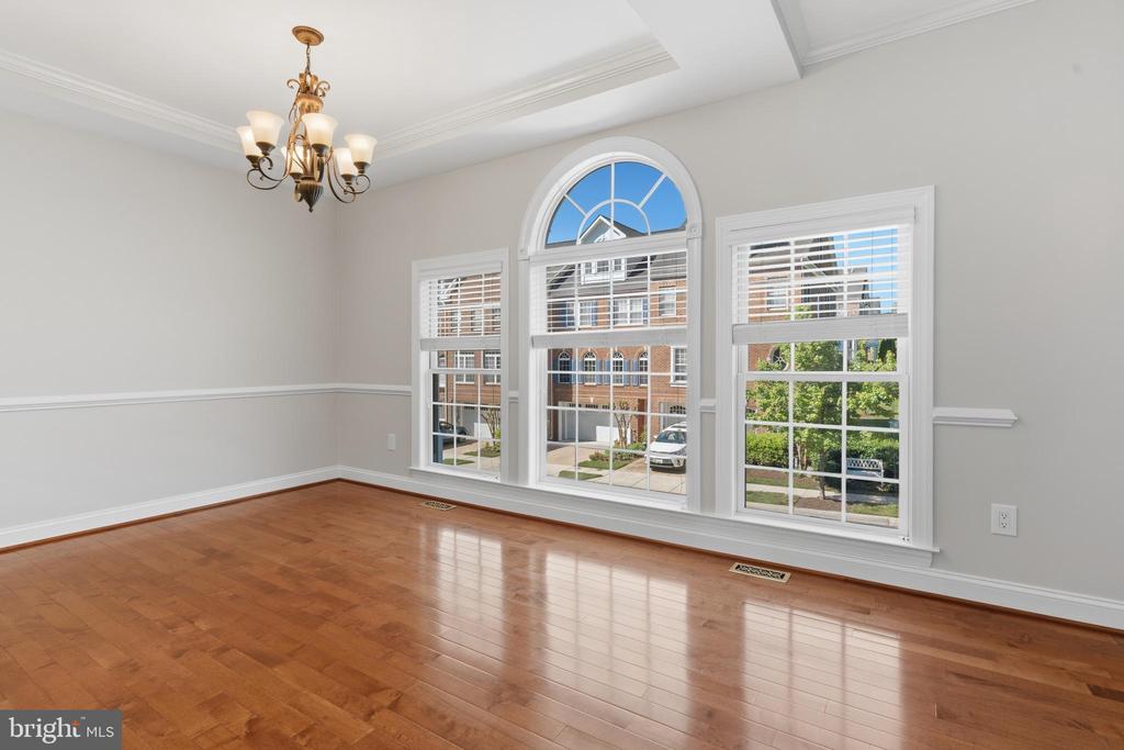 211 ZINFANDEL LANE