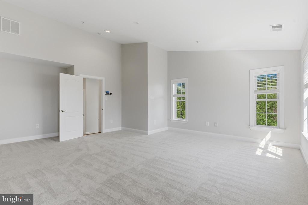 211 ZINFANDEL LANE