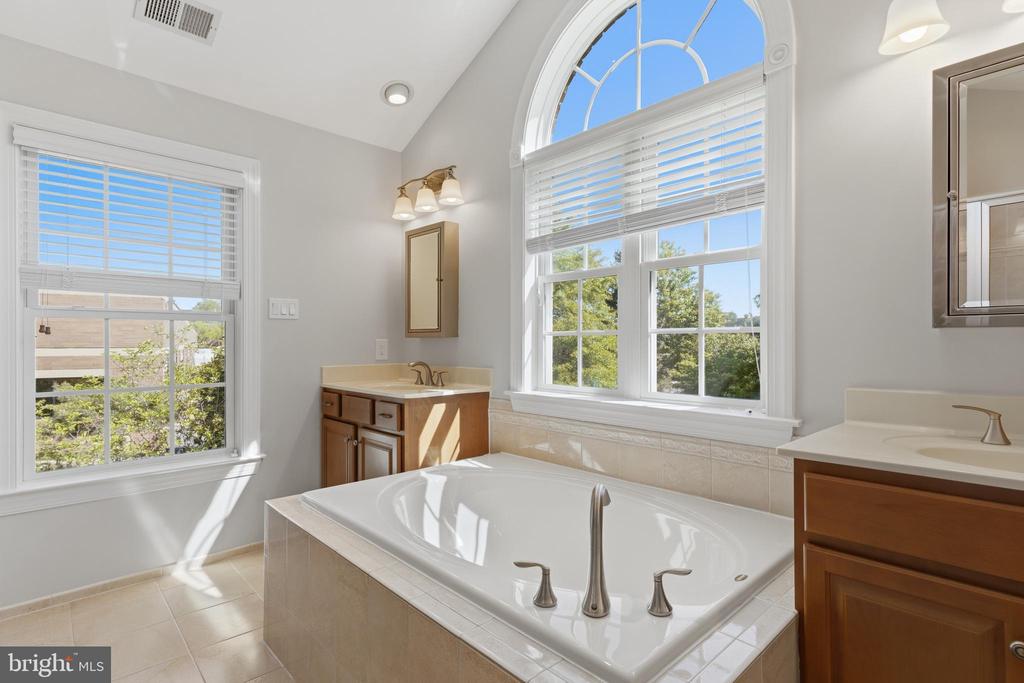 211 ZINFANDEL LANE