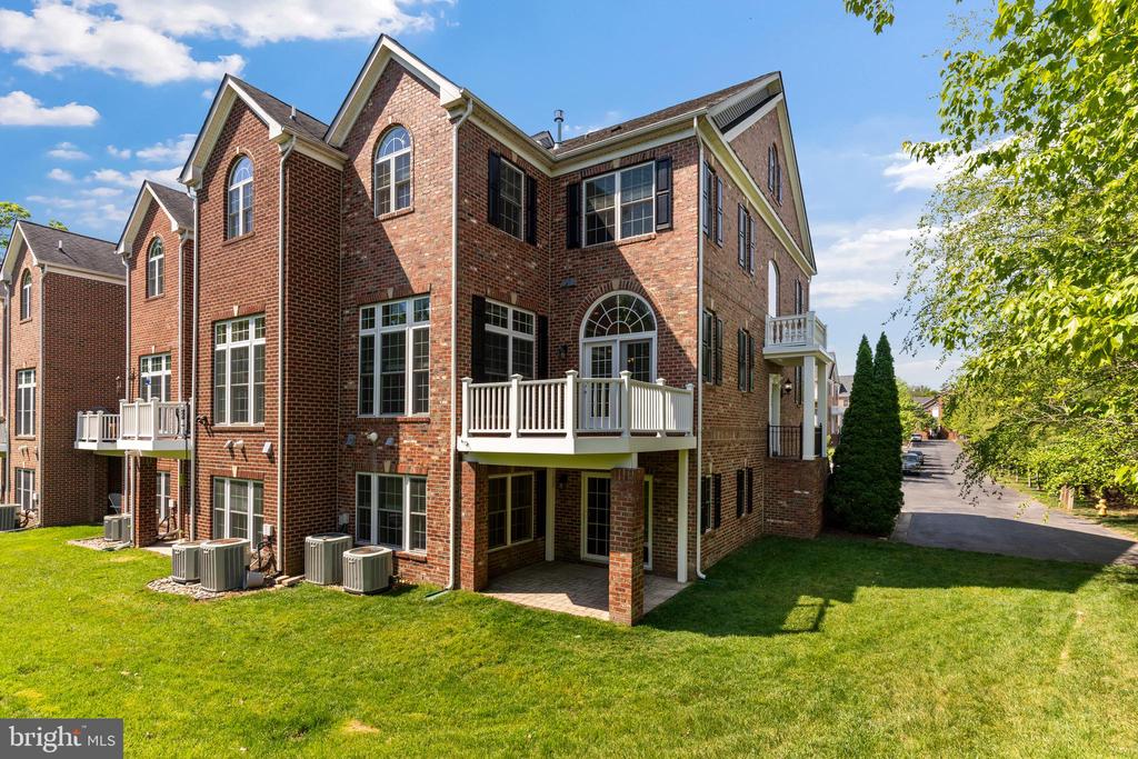 211 ZINFANDEL LANE