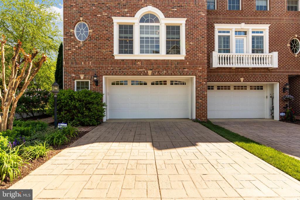 211 ZINFANDEL LANE
