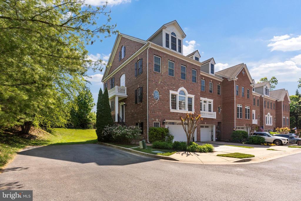 211 ZINFANDEL LANE