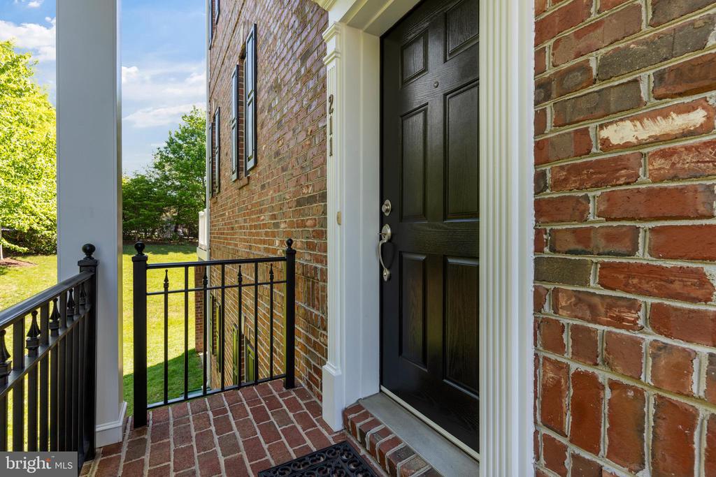 211 ZINFANDEL LANE