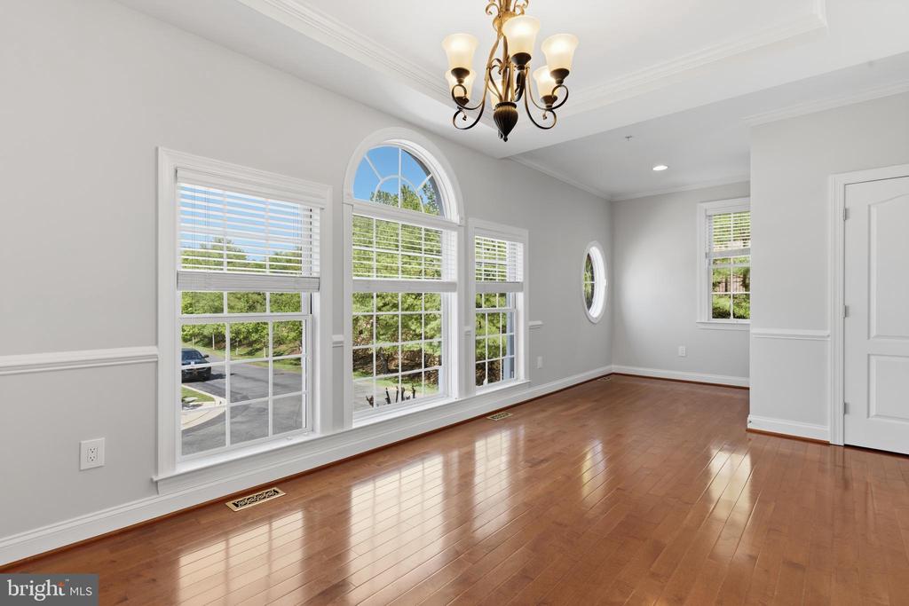 211 ZINFANDEL LANE