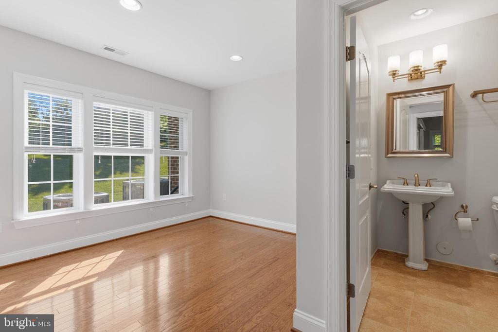211 ZINFANDEL LANE