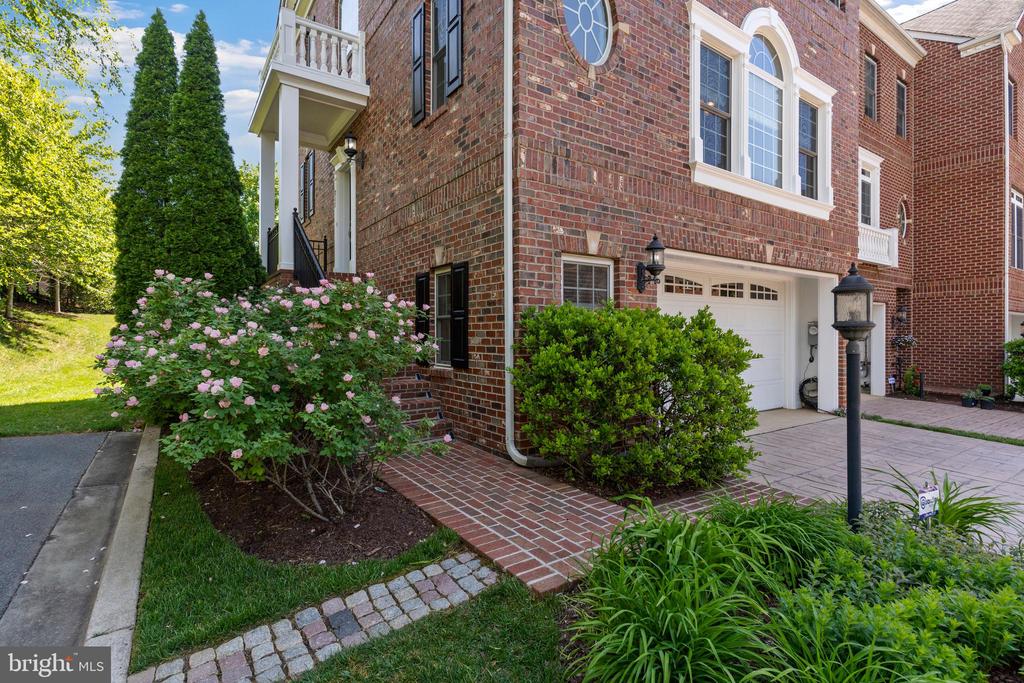 211 ZINFANDEL LANE