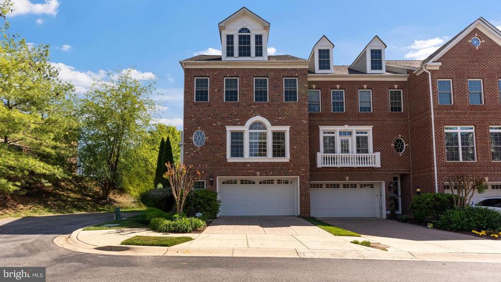 211 ZINFANDEL LANE