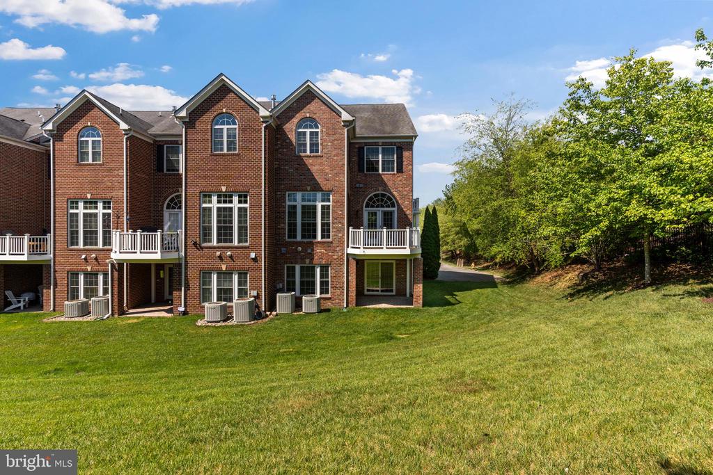 211 ZINFANDEL LANE